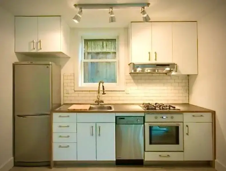 Kitchen Set Dapur Sempit dengan Tata Letak Linear