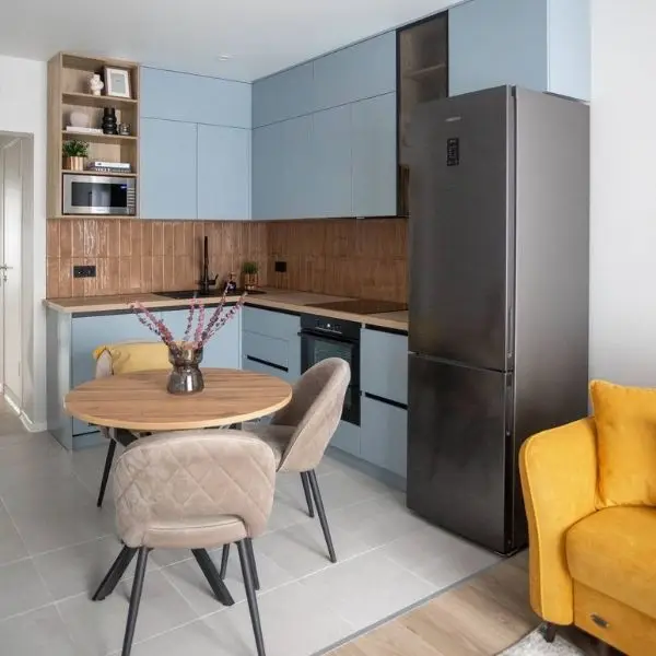 Kitchen Set Dapur Sempit Warna Cerah agar Terlihat Luas