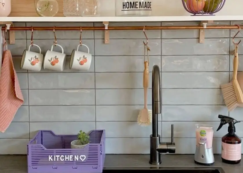 Gunakan Rak Vertikal dan Gantung di Kitchen Set Dapur Sempit