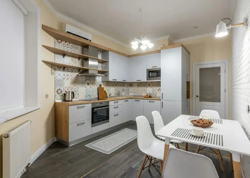 Model Kitchen Set Minimalis dengan Kombinasi Rak Terbuka