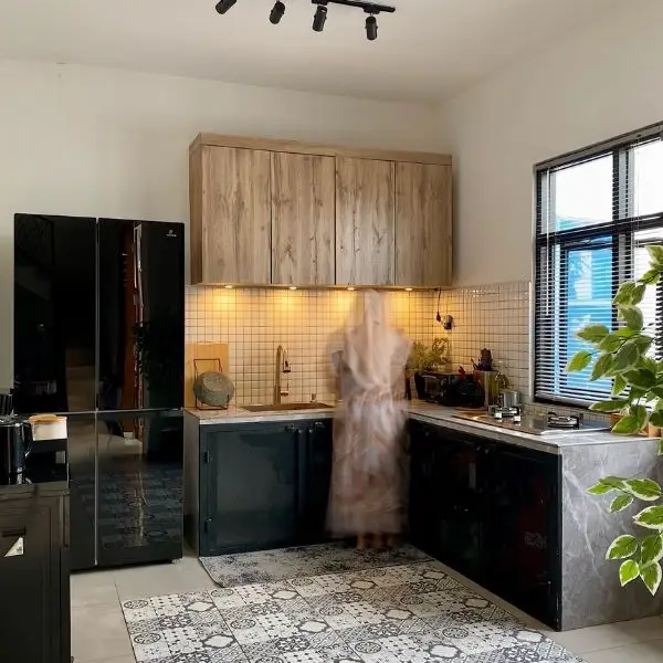 Dapur Cantik Sederhana di Kampung dengan Kombinasi Material