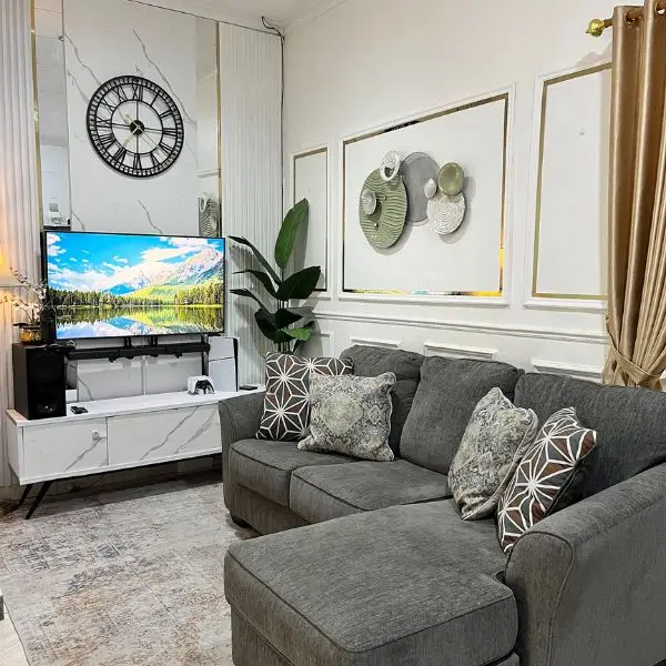 Ruang TV Minimalis Tema Warna Kombinasi Monokrom