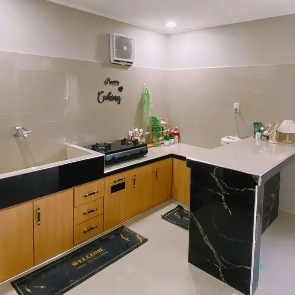 Kurangi Dekorasi yang Terlalu Banyak di Mini Bar Dapur Sempit