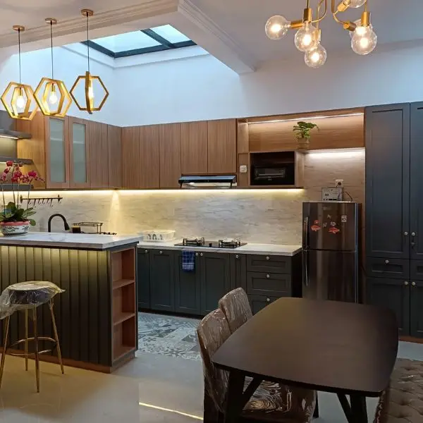 Dapur Cantik Sederhana di Kampung dengan Lampu Gantung Minimalis