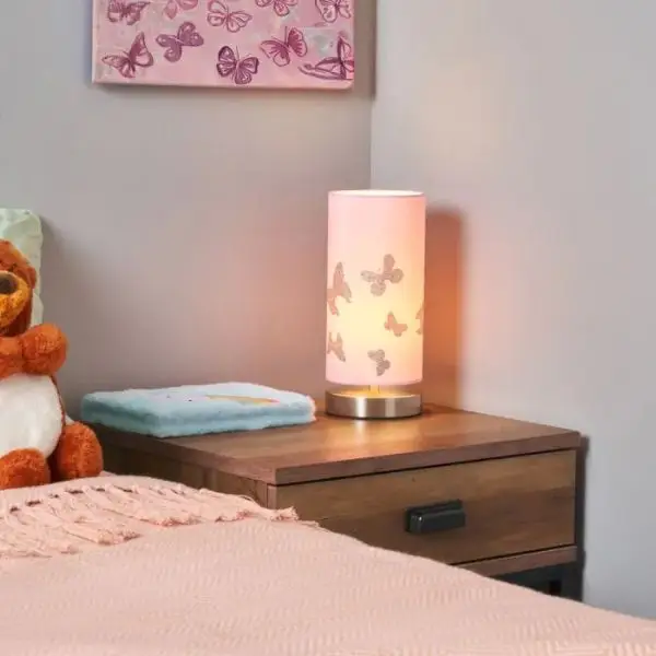 Lampu Meja atau Lampu Ambient di Kamar Anak Minimalis