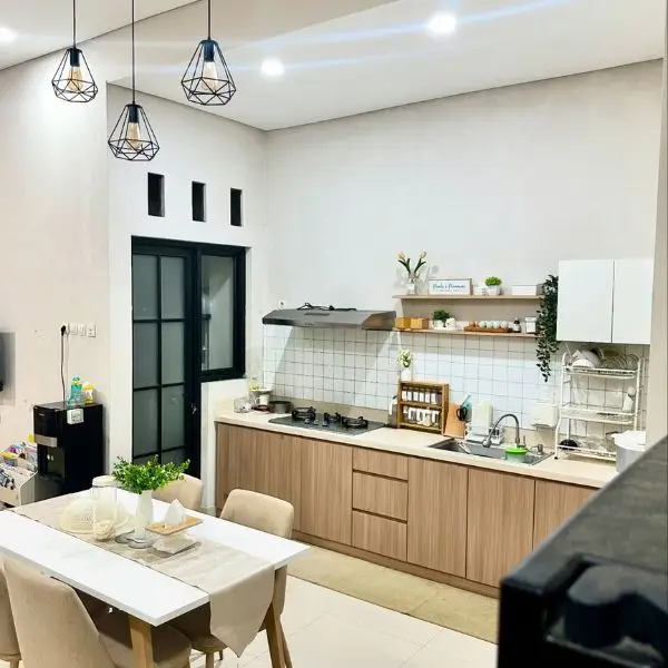 Dapur Cantik Sederhana di Kampung Material HPL (High Pressure Laminate)