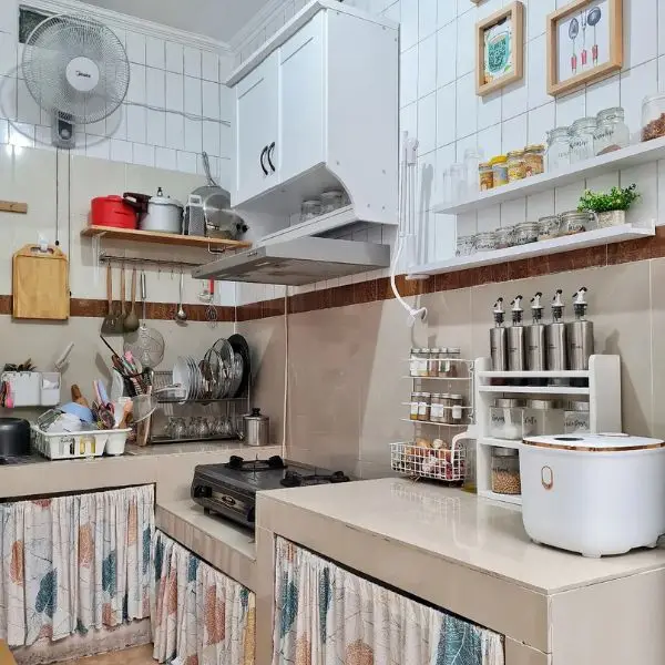 Dapur Cantik Sederhana di Kampung dengan Material Keramik