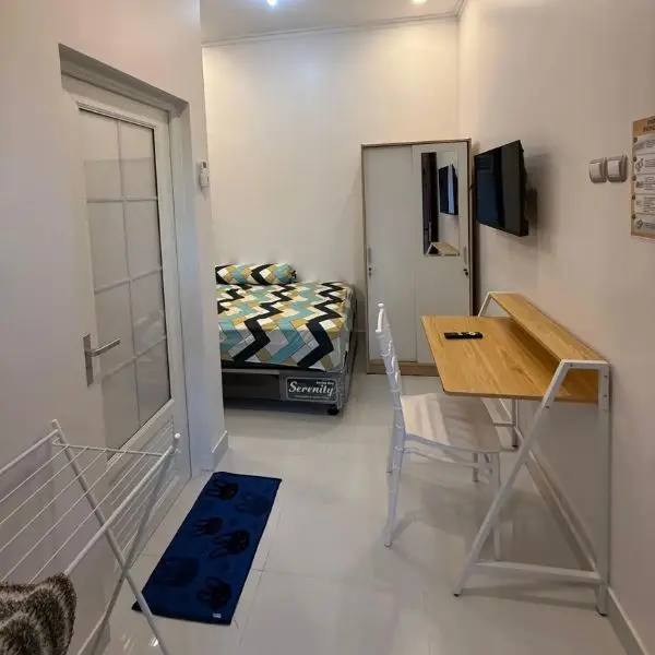 Desain Kos Kosan 3x4 dengan Meja Kerja atau Meja Belajar