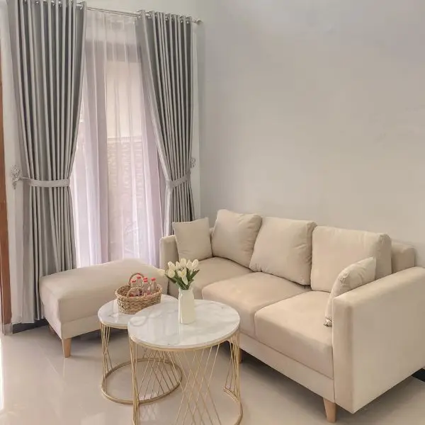 Meja Tamu yang Ringan Secara Visual di Ruang Tamu Minimalis