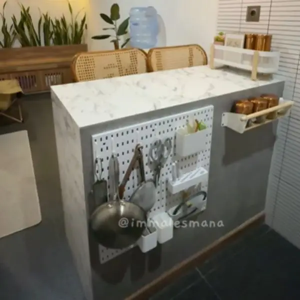 Mini Bar Dapur Keramik dengan Rak dan Penyimpanan Tersembunyi