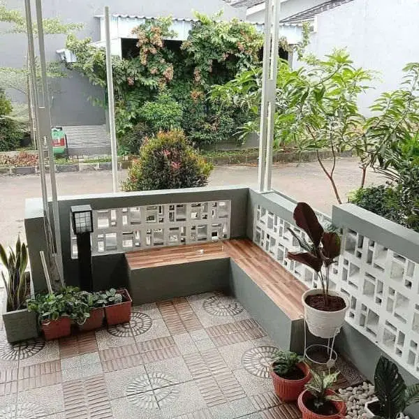 Model Teras Depan dengan Lampu Lantai atau Garden Light