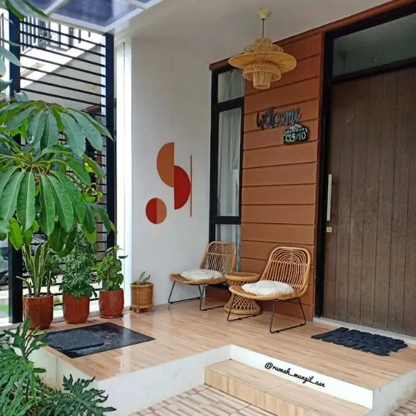 Model Teras Depan dengan Lampu Gantung