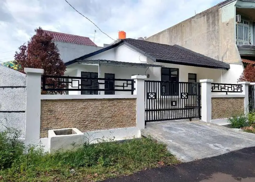 Pagar Tembok Sederhana dengan Kisi-Kisi di Area Atas