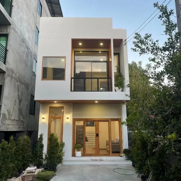 Rumah 2 Lantai Mungil Cantik dengan Pencahayaan dan Aksen Dekoratif