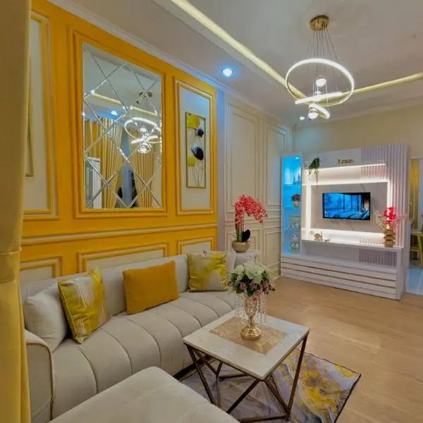 Tambahkan Pencahayaan Hangat di Ruang TV Minimalis