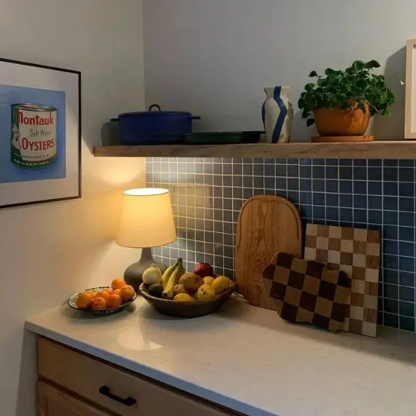 Pencahayaan Hangat di Dapur Estetik Sederhana