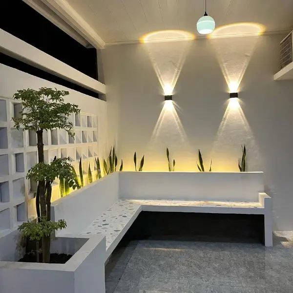 Teras Rumah Cantik dengan Pencahayaan Outdoor