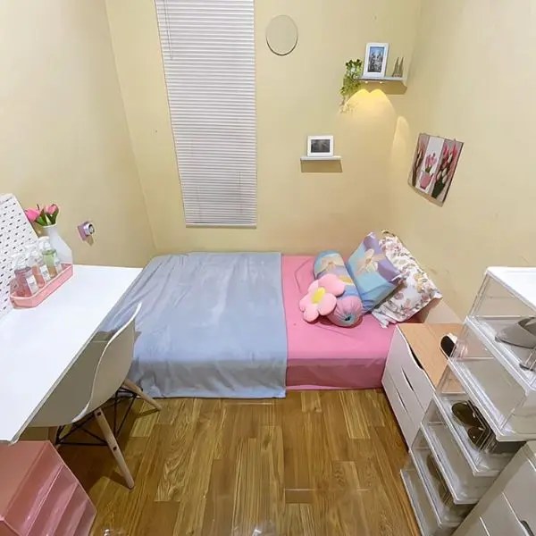 Rak Dinding dalam Kamar Sederhana di Kampung