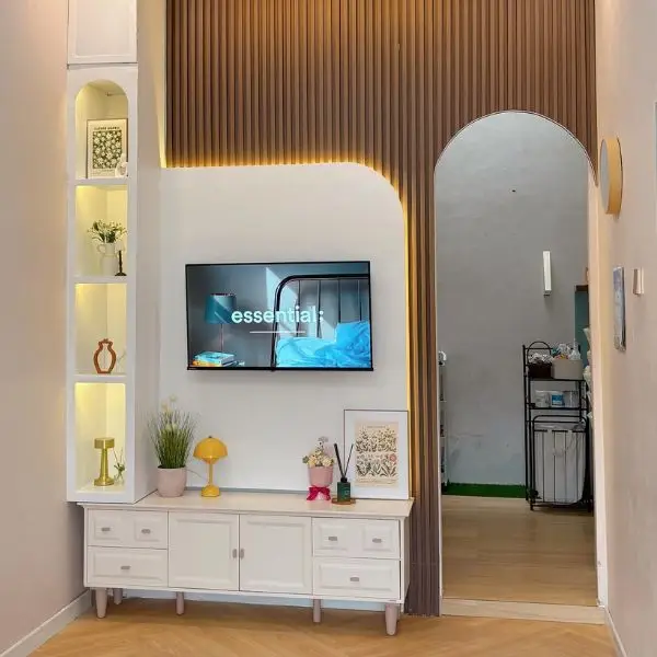 Gunakan Rak Dinding atau Panel TV untuk Ruang TV Minimalis