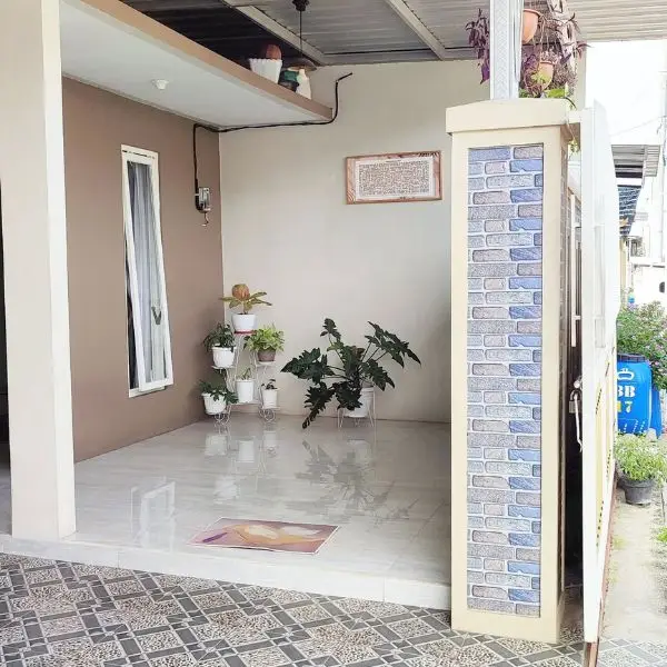 Gunakan Rak Tanaman Vertikal di Teras Rumah Cantik