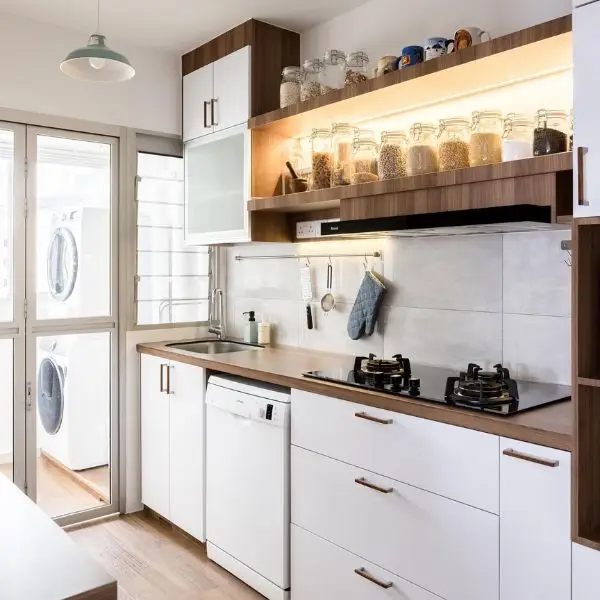 Kombinasi Rak Terbuka dan Kabinet Tertutup di Kitchen Set Dapur Sempit