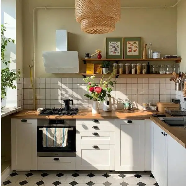 Rak Terbuka yang Tertata di Dapur Estetik Sederhana