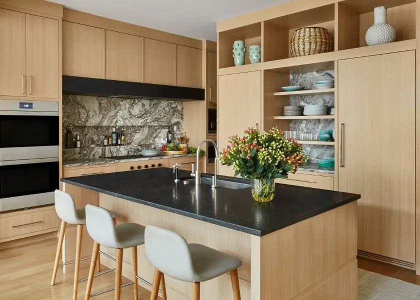 Rak Terbuka untuk Aksen Dekoratif pada Model Kitchen Set Terbaru