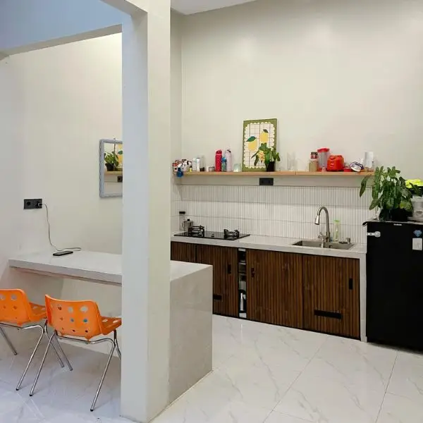 Rak Terbuka untuk Aksen Dekoratif di Dapur Cantik Sederhana di Kampung