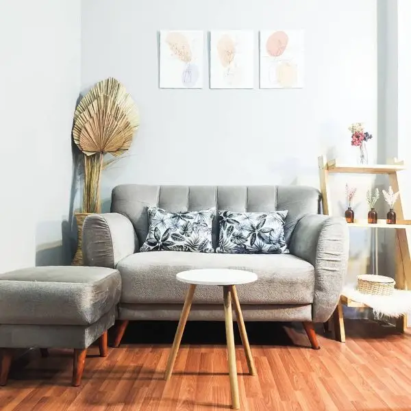 Ruang Tamu Minimalis Warna Abu Muda dan Putih untuk Tampilan Clean