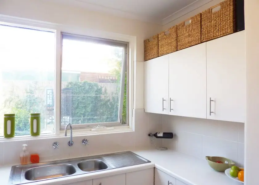 Simpan Barang Jarang Pakai di Atas Kabinet Dapur Bersih dan Rapi