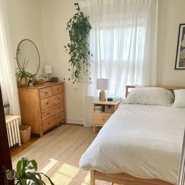 Tanaman Gantung dalam Kamar Sederhana di Kampung