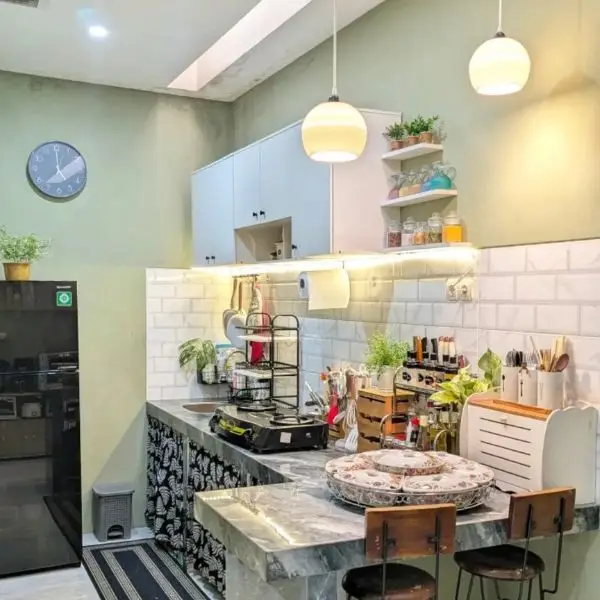 Dapur Cantik Sederhana di Kampung dengan Tanaman Kecil