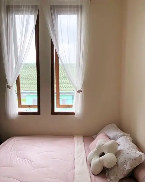 Tirai yang Ringan dalam Kamar Sederhana di Kampung