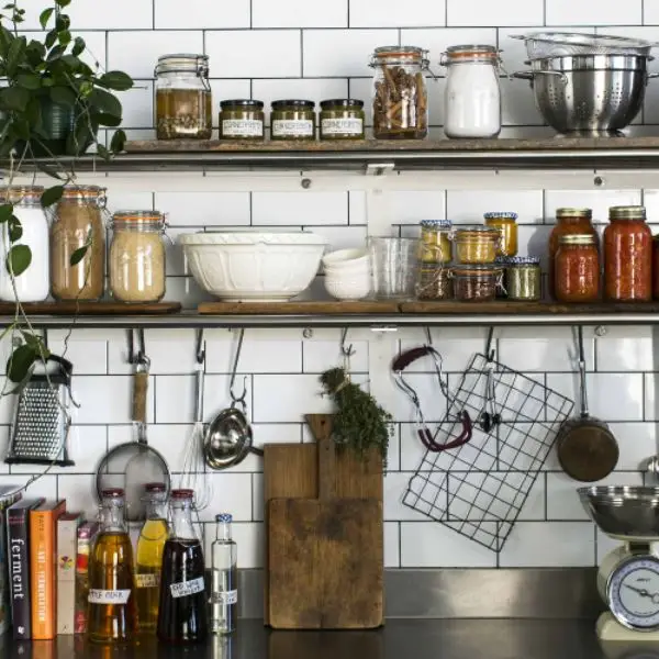 Dapur Estetik Sederhana dengan Toples Kaca dan Wadah Seragam