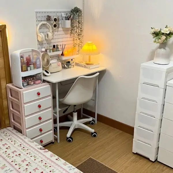 Wall Grid atau Papan Hias dalam Kamar Sederhana di Kampung