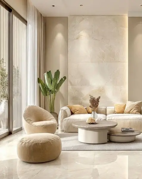 Wallpaper Beige dengan Lantai Granit Putih di Ruang Tamu