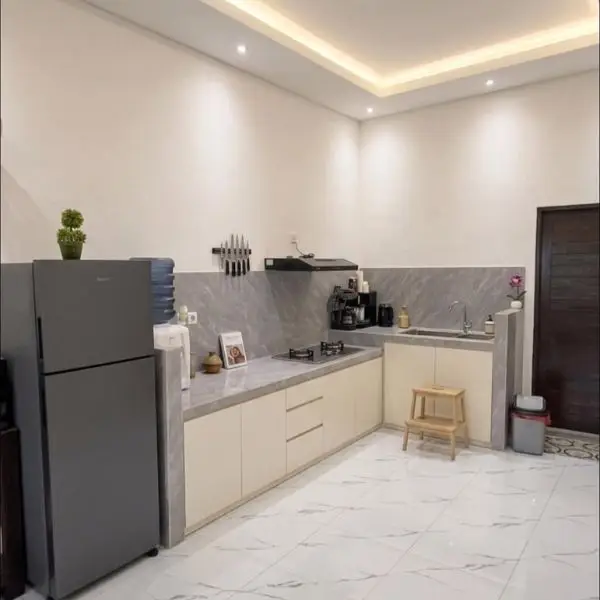 Dapur Cantik Sederhana di Kampung Warna Cerah untuk Kesan Luas