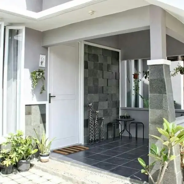 Teras Rumah Cantik dengan Warna Netral sebagai Dasar