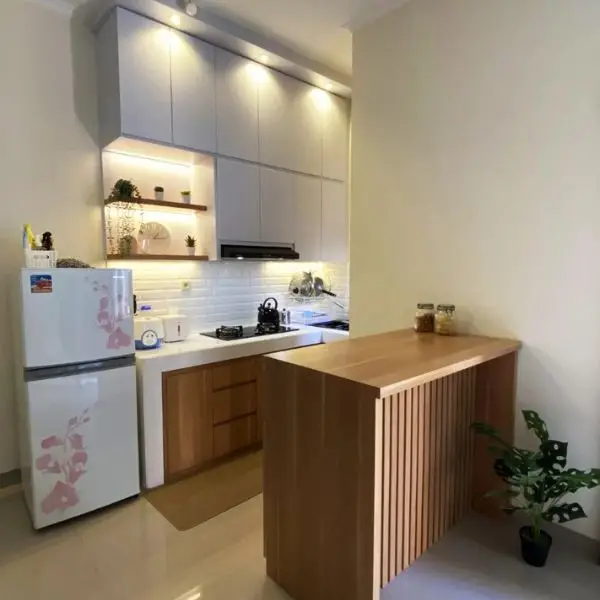 Warna Mini Bar Dapur Sempit dengan Kitchen Set Harmonis