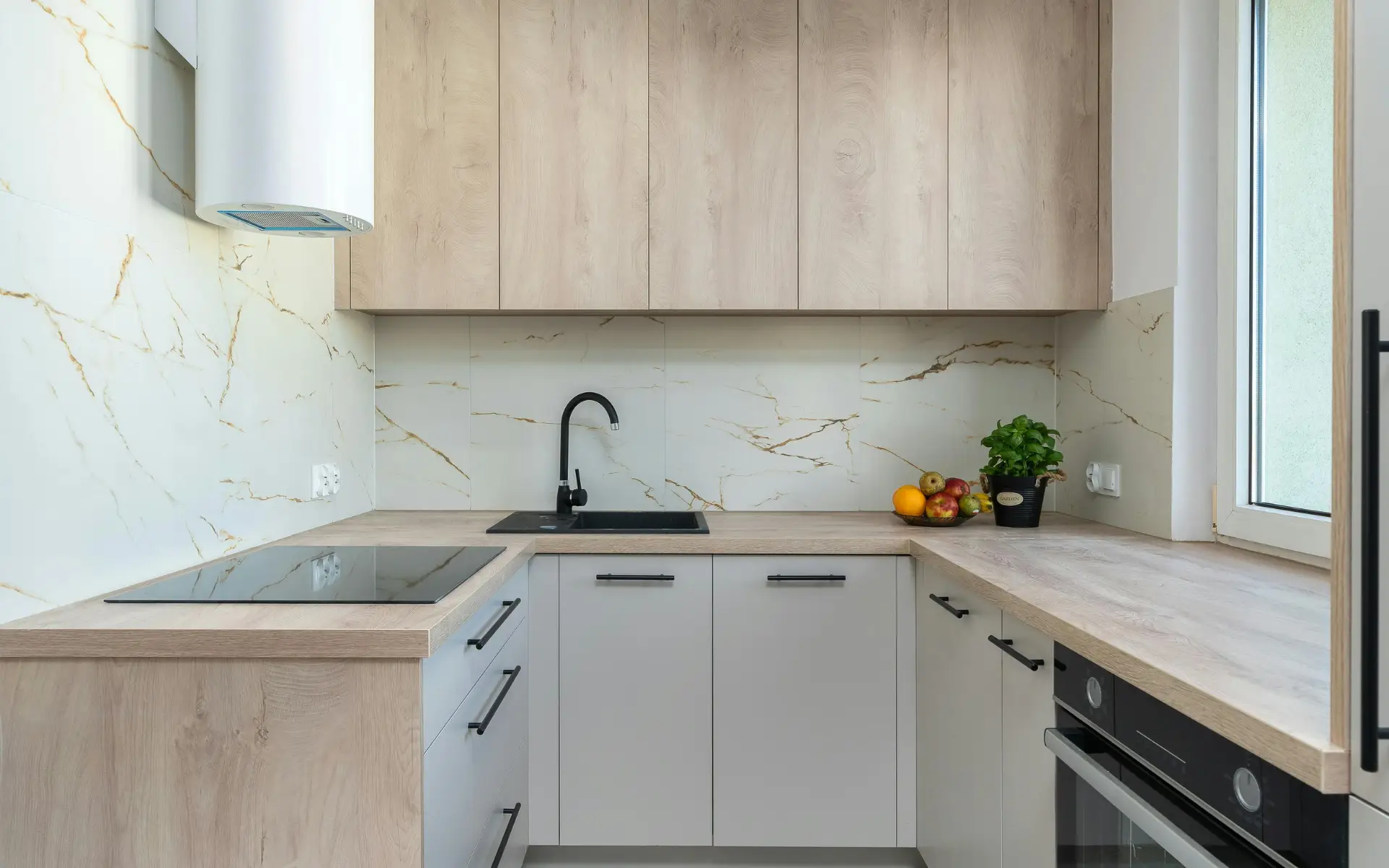 Gunakan Wadah Seragam dan Label di Dapur Minimalis Sederhana