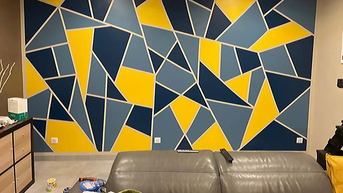 cat tembok motif segitiga modern estetik