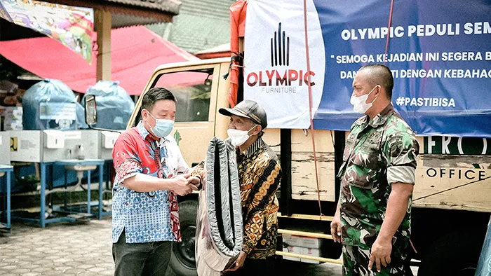 Olympic Group Distribusikan 500 Kasur Busa untuk Korban Erupsi Gunung Semeru